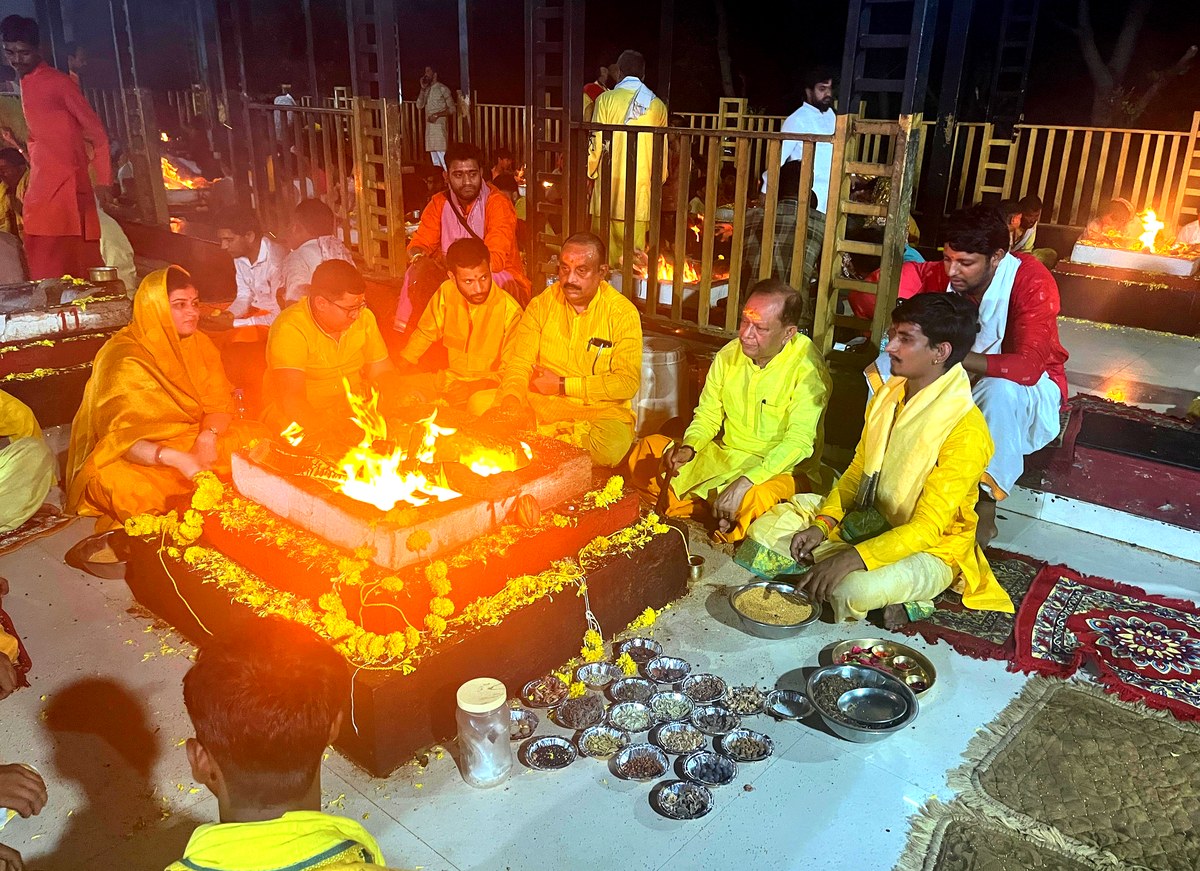 Maa Baglamukhi green shringar